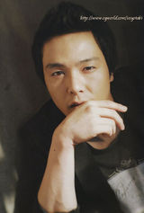 幻灯图：朴龙河生前帅气写真 阳光笑容温暖众人