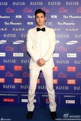 组图：宋慧乔甜美别致亮相慈善夜 崔始源似王子