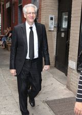 组图：罗伯特-帕丁森穿白T恤随性范见媒体