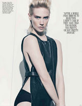 组图：詹纽瑞-琼斯登杂志封面 酷炫出镜秀美腿