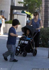 组图：“小恶魔”彼特-丁拉基携妻女外出逛街