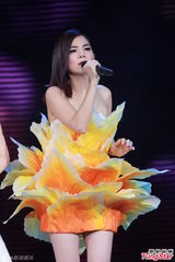 组图：Selina延迟造人 Ella挤胸性感舞老公最爱