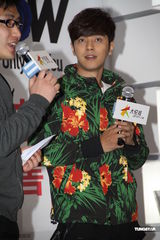 组图：罗志祥穿花衣签售 展现搞怪本色粉丝爆棚