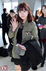 组图：4minute与A pink赴香港公演便装亮相机场