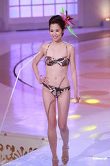 组图：港姐总决选  众佳丽性感泳装亮相