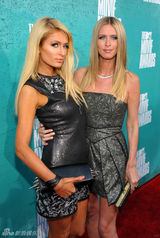 组图：希尔顿姐妹亮相MTV电影奖红毯