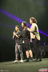 组图：金起范送抱赞港女 自曝曾告白失败