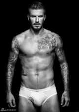 组图：贝克汉姆凿银雕像立于三市城区引围观