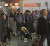 组图：邓超孙俪携爱子现身机场 一家三口享温情