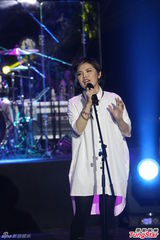 组图：刘思涵白衬衫酷帅开唱 回娘家谢粉丝