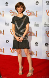 高清图：金球奖后台 萨莉-霍金斯甜美亮相微笑动人