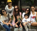 组图：Kimi成长全纪录 和妈妈啃饼干跟爸爸学车