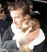 组图：小贝抱女撑场贝嫂时装秀 奶爸范温馨有爱