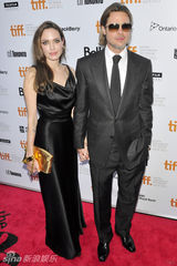 组图：皮特朱莉夫妻携手亮相新片《魔球》红毯