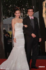 组图：AngelaBaby洁白长裙现身尽显青春魅力