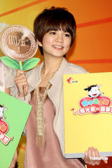 幻灯：S.H.E靓丽现身公益活动扮爱心天使