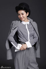 组图：黄奕爵士风写真 帅气俏皮诠释黑与白  