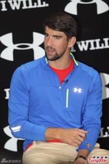 组图：菲尔普斯蓄须现身上海 与粉丝频繁互动