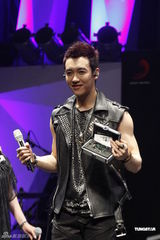 组图：王野发片秀肌肉 母亲带家常菜抵京支持