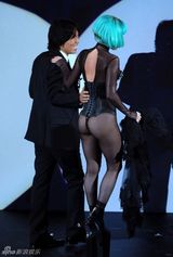 组图：Lady Gaga胸托下滑露点 半裸透视装抢眼