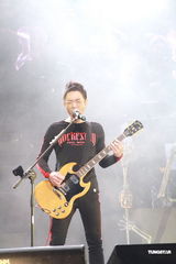 组图：黄贯中开唱未见朱茵 陈豪黄德斌助阵