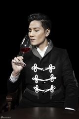 组图：丁子峻时尚大片演绎花漾美男