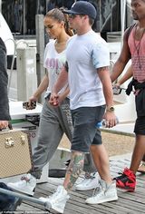 组图：珍妮弗洛佩兹紧身服短裤拍MV 肌肉男相伴