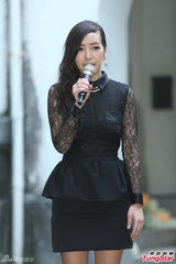 组图：张震大婚献吻娇妻 亲手为新娘提裙摆