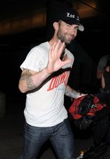 组图：魔力红主唱帅气亮相机场心情大靓