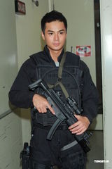 组图：宣萱马德钟等《飞虎》举枪宣传大结局