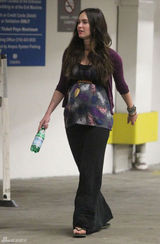 组图：梅根和老公出门看医生 大肚隆起魅力不减