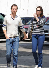 幻灯：安妮-海瑟薇打扮甜美与男友外出 面露囧表情