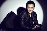 组图：高天拍写真大片 皮衣夹克展硬汉本色