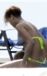 幻灯图集：蕾哈娜与棒球手新欢勾脖露天调情