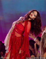 组图：赛琳娜化身印度舞娘 风骚露大腿