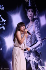 组图：丁当淡紫色长裙亮相 五一在上海开演唱会