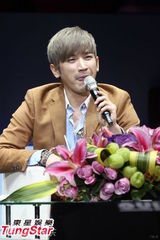 组图：神话李珉宇难忘炸鸡排 搞笑舞姿逗粉丝