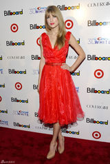 高清图：年度女人音乐奖泰勒-斯威夫特红裙美艳