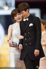 组图：韩星蔡琳与男友高梓淇首度现身 亲密耳语