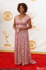 组图：老牌女星奥尔夫雷-沃德亮相艾美红毯