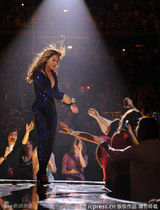 组图：碧昂斯巡演风骚撩电臀 妖艳红裙主动露底