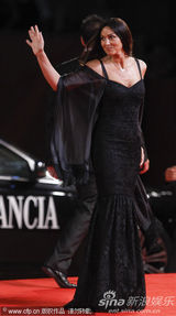 组图：《炎夏》发布会 贝鲁奇裹身黑裙秀玲珑曲线