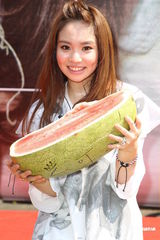 组图：陈芳语首辑庆功签唱 自曝狂爱贺军翔