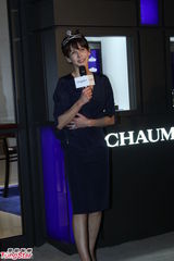 组图：苏菲玛索露排骨胸 嘟嘴搞怪获品牌高层吻手