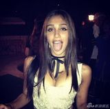 组图：55岁麦当娜携男友庆生 穿着豪放姿势撩人