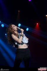 组图：吴雨霏广州首开个唱 抱病演出封女铁人