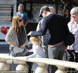 组图：艾米-亚当斯当街湿吻老公 爱女金发甜美