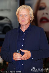 组图：《硬纸盒小镇》首映 导演埃曼诺牵爱妻亮相