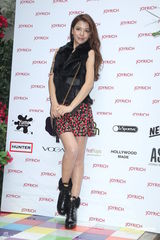 组图：李毓芬出席服饰品牌活动 压轴性感走秀