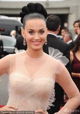 组图：56届格莱美红毯 泰勒透视麦当娜反串绅士